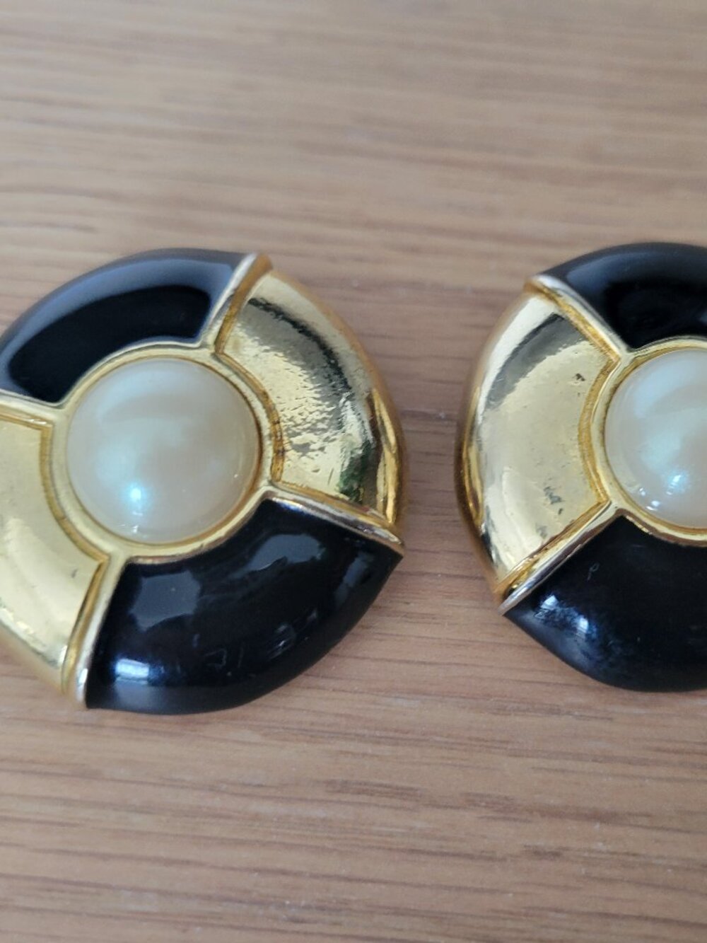 VINTAGE VANECCI BIG MODERNIST CLIP EARRINGS GOLD METAL Black Enamel Faux Pearl